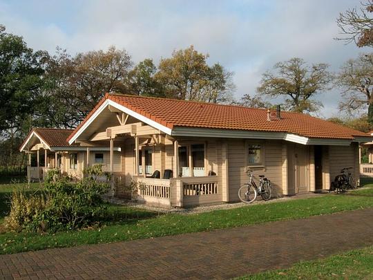 Eigenaren vakantiepark Twente zien opvang vluchteling als adempauze / Foto: "Bungalow Finspark" door Larsjuh