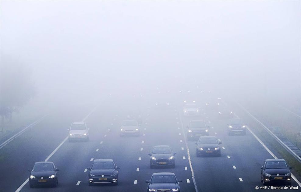 mist op snelweg met autolampen