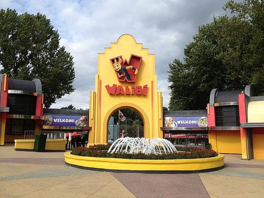 Walibi Holland staat in lijst met rookvrije uitjes, terwijl bezoekers gewoon mogen roken / Foto: "Walibi Holland entrance" door Christophe95