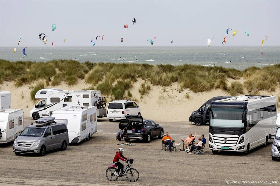 campers en caravans bij strand