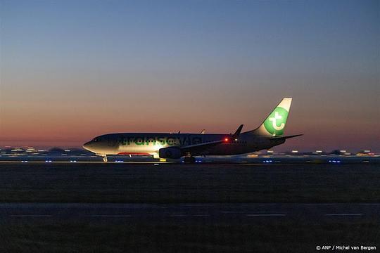 transavia vliegtuig in het donker op landingsbaan