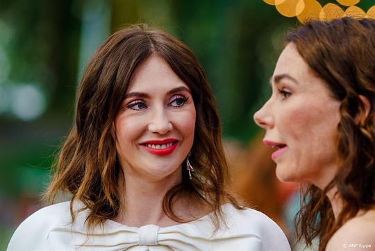 carice van houten naast halina reijn