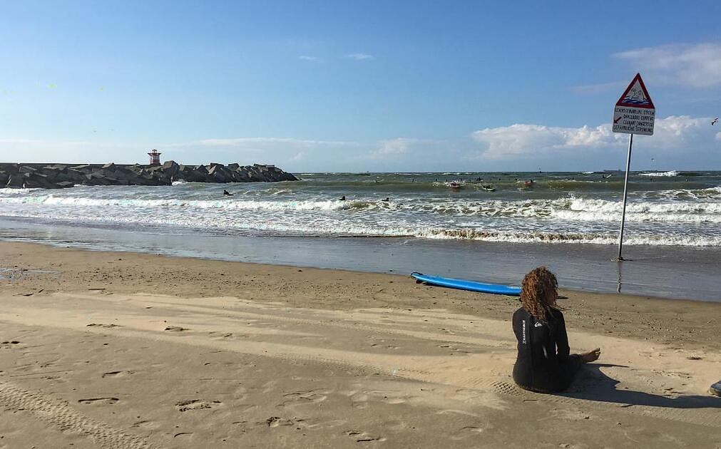 Zwemseizoen weer van start / Foto: "Scheveningen strand branding" door Rob Dammers