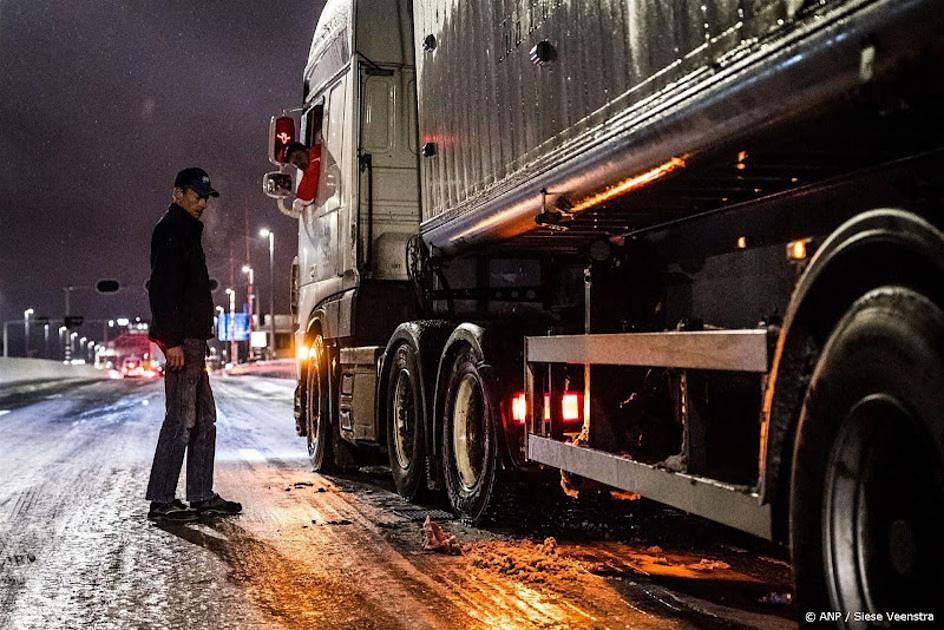 vrachtwagen op snelweg vast