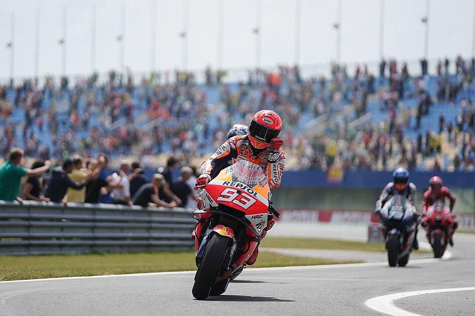 Foto: "Marc Márquez, riding his Repsol Honda, being followed by the Castrol LCR Honda of Álex Márquez and the Lenovo Honda of Francesco Bagnaia at the 2021 Dutch TT." door Box Repsol