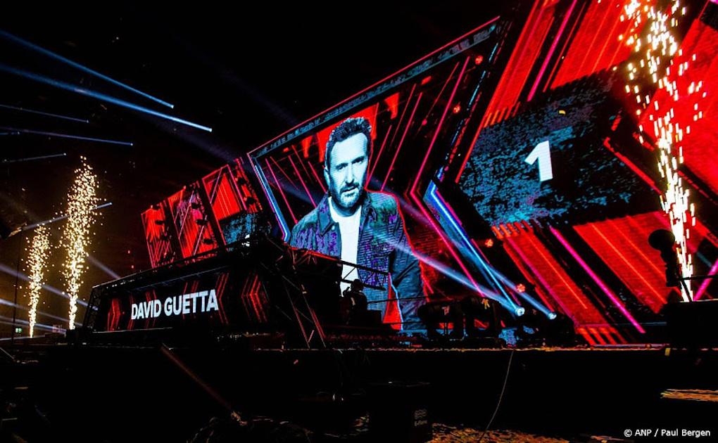 david guetta op scherm podium