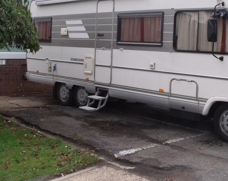 Niet met de camper op de parkeerplaats overnachten, maar op iemands oprit / Foto: "Bletchley Park - Hymer Camper Van" door Elliott Brown