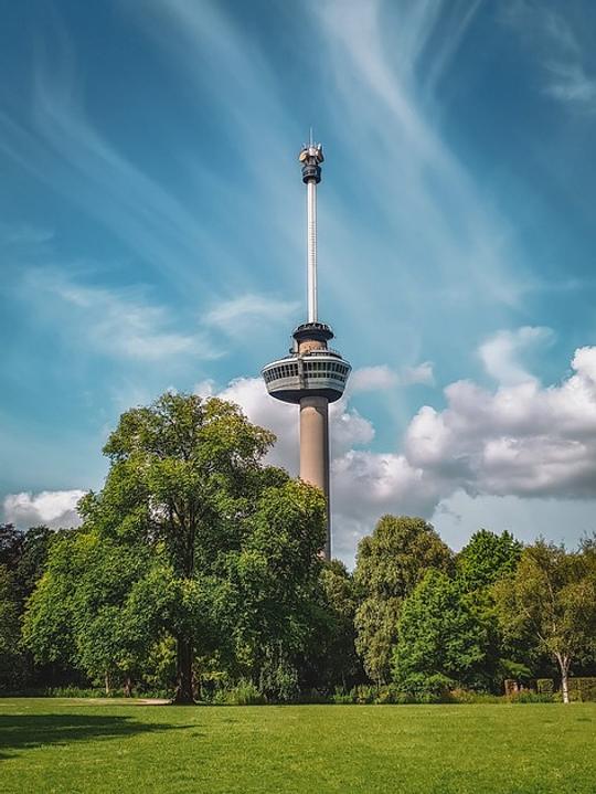 Kijk dwars door de vloer van de Euromast heen