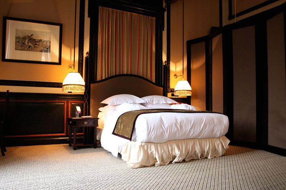 Na flinke groei zien Haagse hotels dat bezoekersaantallen weer afnemen / Foto: "Junior Suite Bedroom, Hotel Des Indes - Den Haag" door TravelingOtter