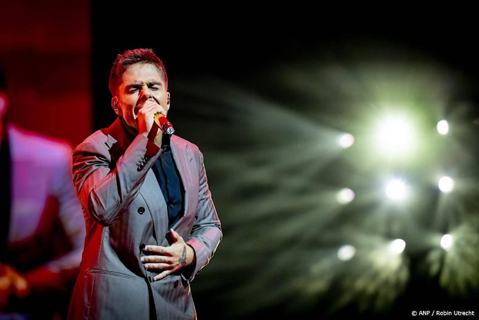 andre hazes zingend op podium