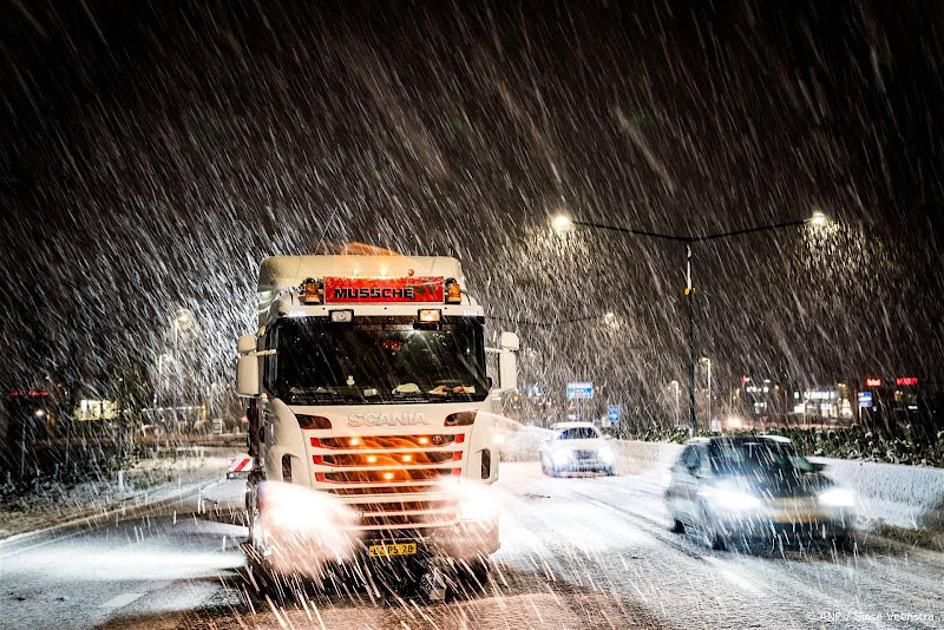 snelweg sneeuw vrachtwagen