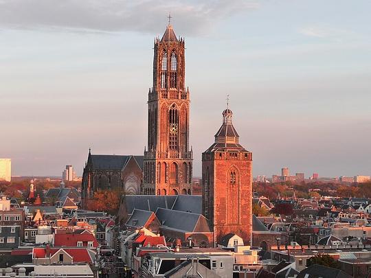 Domtoren in Utrecht wordt komende maand een tattoostudio / Foto: "Panorama Utrecht met op de voorgrond de Buurkerk en op de achtergrond de Domtoren." door CumulusNL