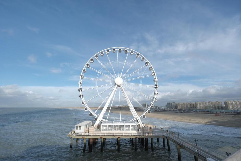 Jongens beklimmen reuzenrad op pier in Scheveningen / Foto: "Reuzenrad Scheveningen" door Sebastiaan ter Burg