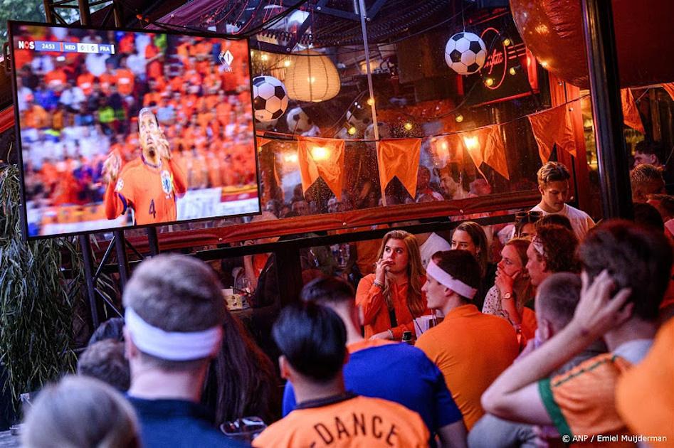 oranje wedstrijd kijken in cafe