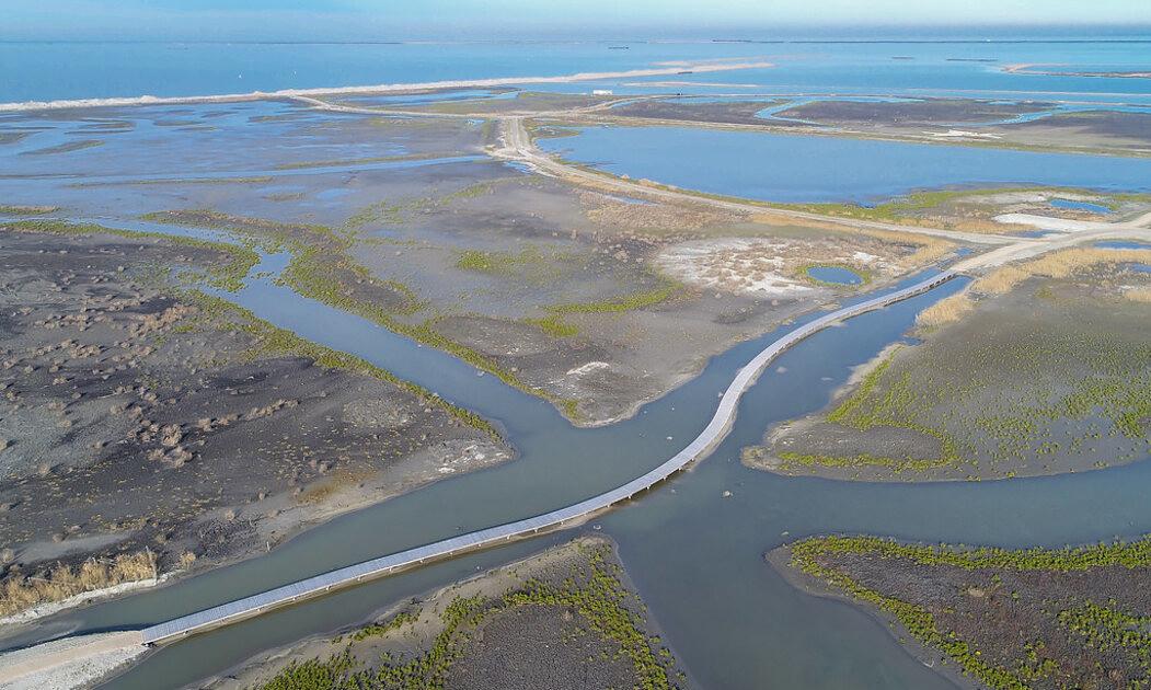 Natuurmonumenten wil Marker Wadden verder uitbreiden / Foto: "Luchtfoto van Vlonderpad Marker Wadden Fotograaf: Straystone/Peter Leenen" door Natuurmonumenten