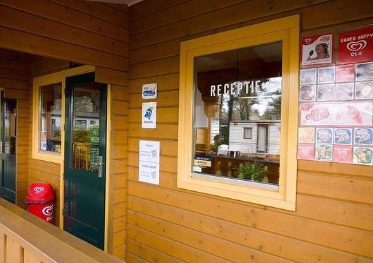 Zo proberen campingeigenaren recreanten in het hele land te helpen / Foto: "Receptie van vakantiepark Caitwickerzand." door Frank Markesteijn