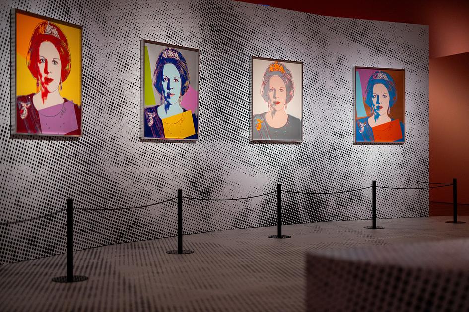 Bijzondere tentoonstelling Andy Warhol in Paleis Het Loo geopend door Prinses Beatrix