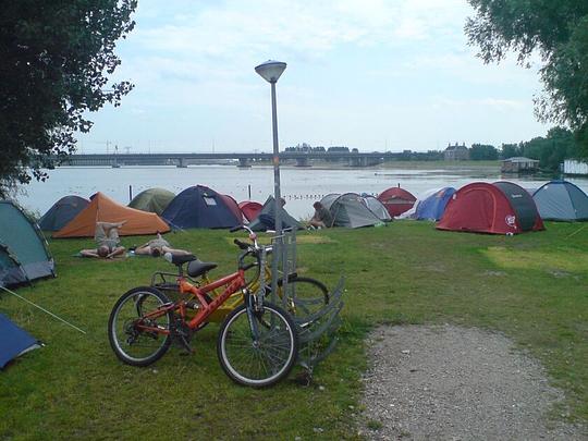 ‘Hoge toeristenbelasting Amsterdam verdrijft kampeerders uit stad’ / Foto: "Camping Zeeburg in Amsterdam" door xathis