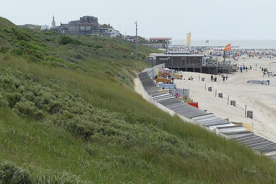 Gemeente Veere spekt kas met toeristenbelasting / Foto: " Zicht op een deel van het duingebied en strand nabij Domburg" door G. Lanting