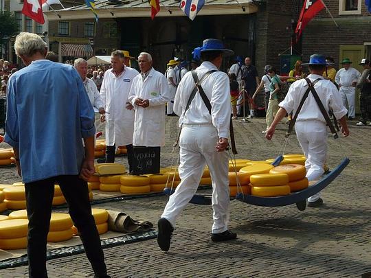 De vijf leukste dagtripjes in de provincie Noord-Holland / Foto: "Kaasmarkt Alkmaar" door G. Lanting