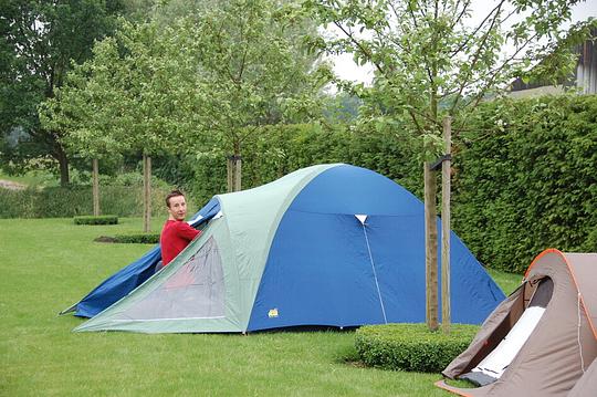 Ook dit jaar kun je overal in het land weer naar de Buurtcamping / Foto: "Michiel kan een tent snel opzetten" door Robert de Bock