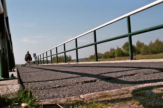 Drenthe investeert 1,5 miljoen euro in verbetering recreatieve fietspaden / Foto: "Ligfietsen over de Hunze richting de Hondsrug" door m66roepers