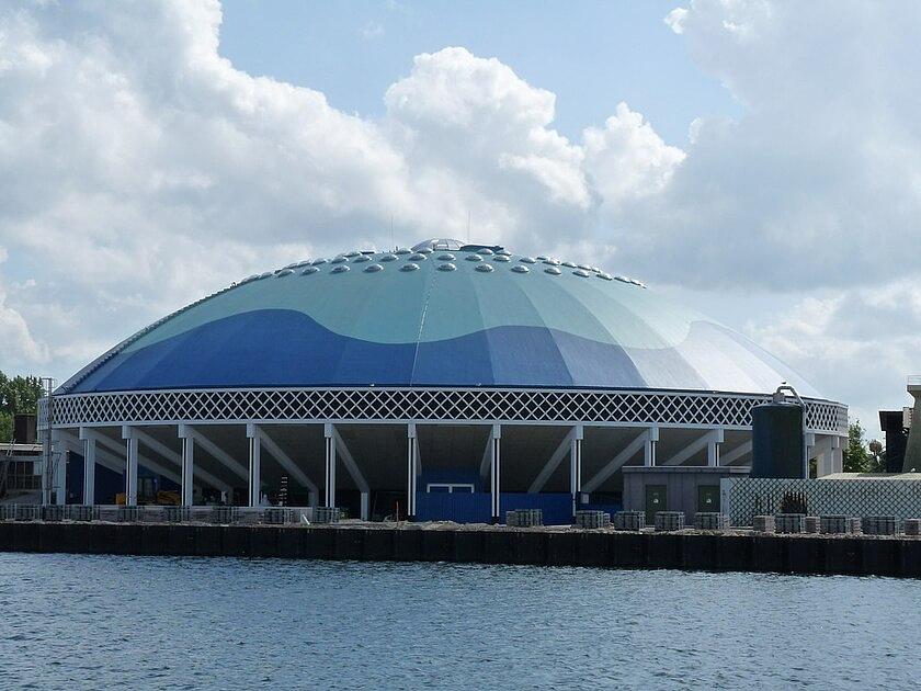 Dolfinarium verliest lidmaatschap branchevereniging: voldoet niet aan eisen / Foto: "Koepel van het Dolfinarium in Harderwijk gezien van buiten het park. (Flevoweg, Harderwijk)" door Crispulop