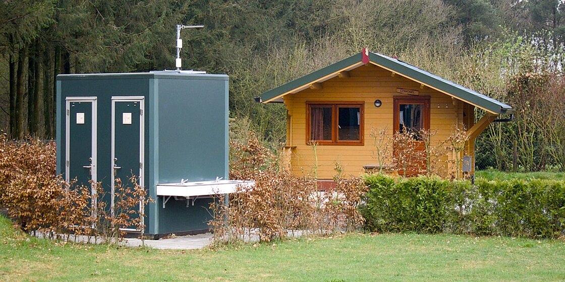 Vooral campings op de grens zullen btw-verhoging voelen / Foto "Een trekkershut en het sanitair op het trekkersveldje van vakantiepark Caitwickerzand." door Frank Markesteijn