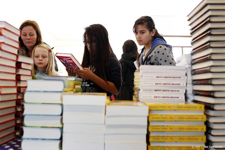 kinderen en moeder bij stapels boeken