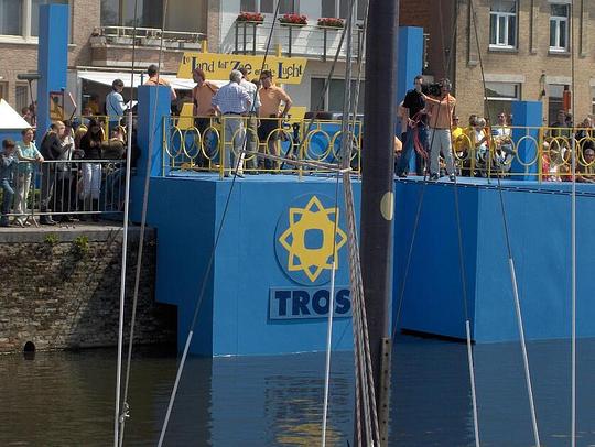 Na repetities gaan de opnames van Te Land, Ter Zee En In De Lucht van start / Foto: "Recording of the Dutch televisionprogram "Te land, ter zee en in de lucht" at Veurne (Belgium)." door kattenfan