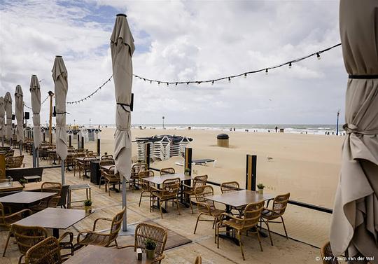 Regenachtige zomer zorgt voor minder omzet bij strandtenten