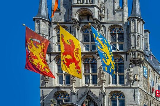 Subsidieregeling toerisme in Zuid-Holland weer geopend / Foto: "Vlaggen - Oude Stadhuis Gouda - NL 🇳🇱" door Frans Berkelaar