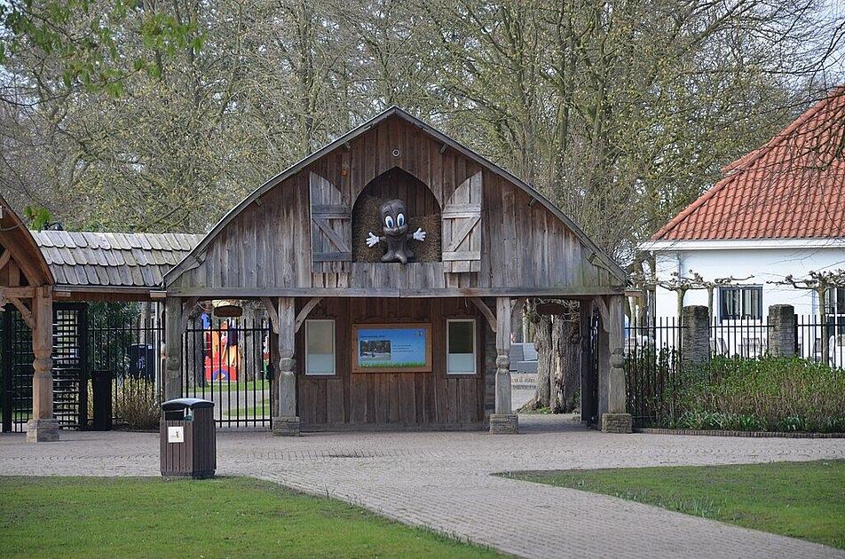 Attractie in Oud Valkeveen blijft steken: inzittenden half uur vast / Foto: "De ingang van attractiepark Oud Valkeveen in de gemeente Naarden." door Steven Lek