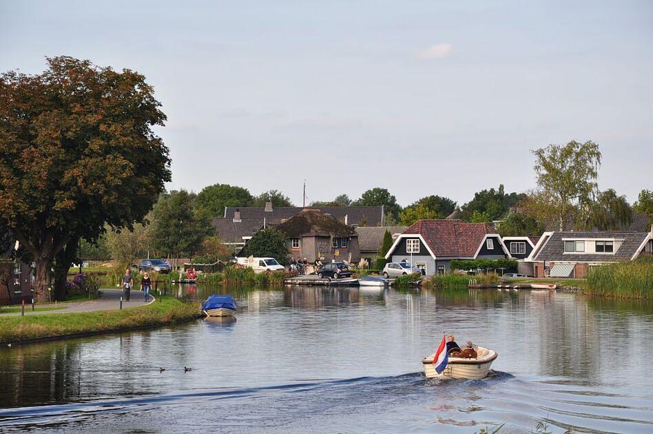 Zuid-Holland wordt niet gedwongen permanente bewoning vakantieparken toe te staan / Foto: "Netherlands, Ronde Venen, Kromme Mijdrecht" door Vincent van Zeijst