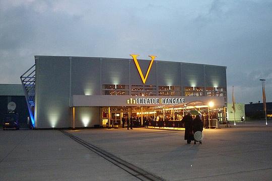 Vernieuwde musical Soldaat van Oranje woensdag van start / Foto: "TheaterHangaar op vliegveld Valkenburg, waar de musical Soldaat van Oranje wordt gespeeld" door Pvt pauline