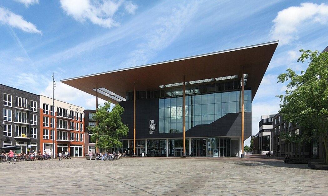 Het Fries Museum denkt aan verhuizen vanwege bezuinigingen / Foto: "Het Fries Museum (2010-'12, Hubert-Jan Henket) aan het Zaailand in Leeuwarden." door Wutsje