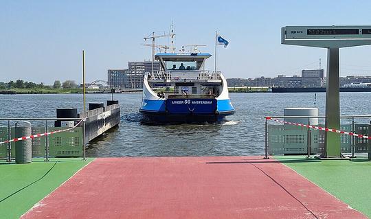 Na 200 jaar wachten komt er een fietsbrug over Amsterdamse IJ / Foto: "2023 Amsterdam, GVB veerpont F9 Sporenburg-Sluisbuurt" door Kleon3