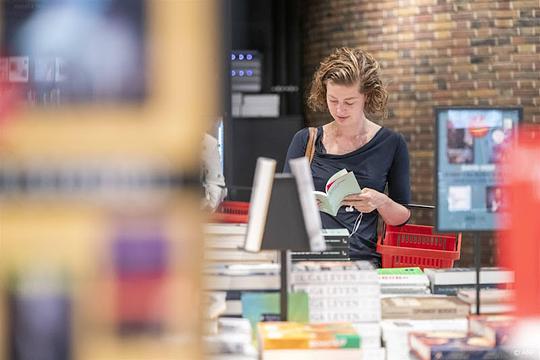 Bas von Benda-Beckmann krijgt Libris Geschiedenis Prijs voor Het kleedje voor Hitler