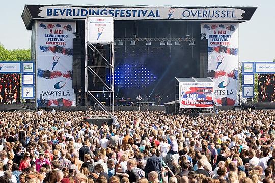 Provincie Overijssel ziet geen heil in structurele subsidieverhoging Bevrijdingsfestival / Foto: " Het Bevrijdingsfestival Overijssel tijdens een optreden van de Zeeuwse band Blof." door nummer 12