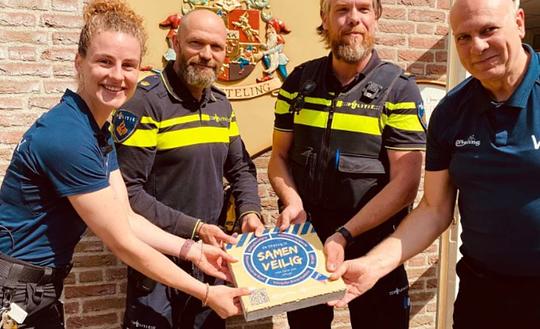 Nauwere samenwerking Efteling en politie vereeuwigd in speciale tegel