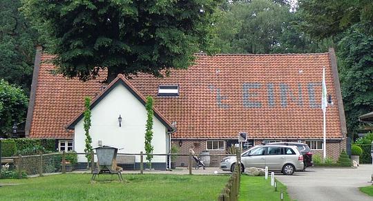 Zestien boetes voor permanente bewoning vakantieparken Utrechtse Heuvelrug / Foto: "This is an image of a municipal monument in Utrechtse Heuvelrug with number WN535" door HenkvD