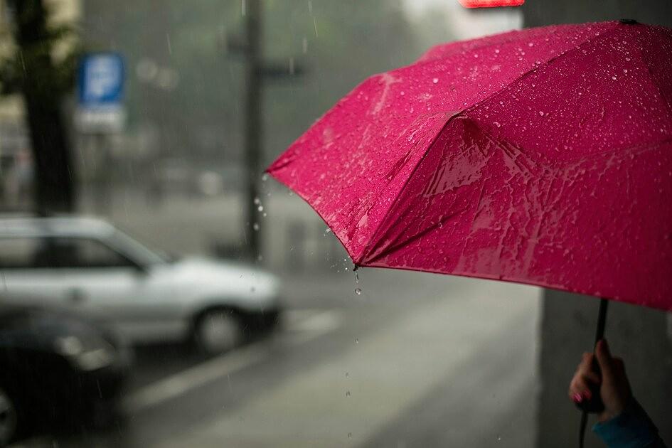 Warme lucht verdwijnt weer uit Nederland; wandelen met paraplu