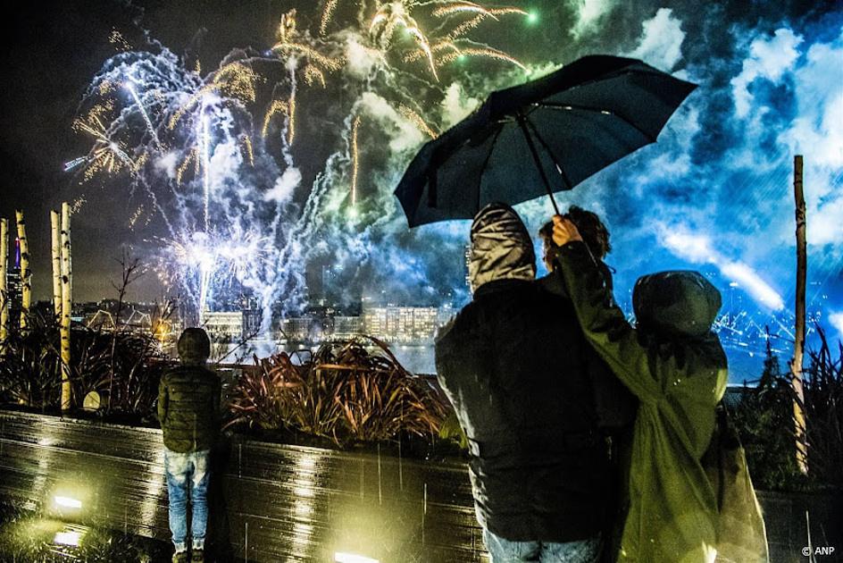 mensen kijken naar vuurwerk