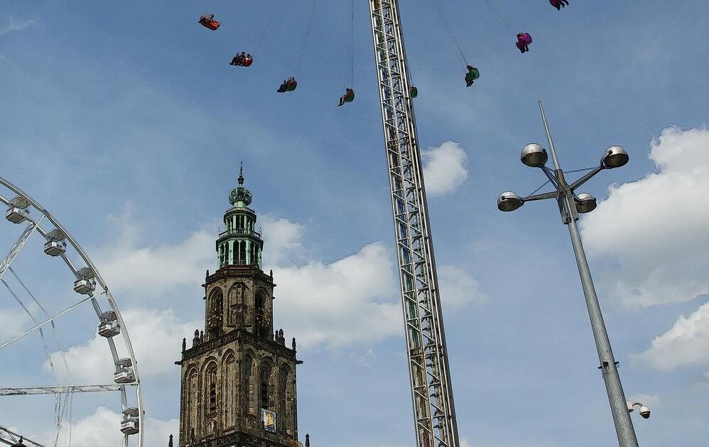 Zomerkermis strijkt neer op vernieuwde Grote Markt in Groningen / Foto: "Struggle for heigth" door Rookuzz..