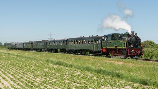 Stoomtrein Goes-Borsele neemt (nog) geen voorbeeld aan Efteling / Foto: "SGB- Gast locomotief HSIJ 22 (Tom) met passagierstrein" door Rob Dammers