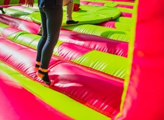 Bounce Valley: duizend vierkante meter springkussens in Middelburg