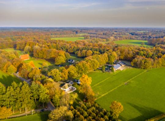 Veel protest in Hoenderloo tegen plannen luxe hotel op Hoge Veluwe