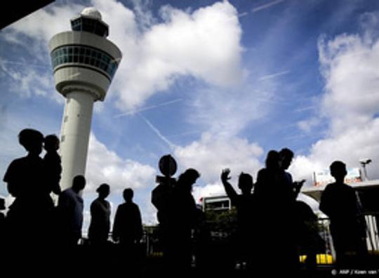 Op Schiphol was het maandag weer lang wachten, twee uur in de rij voor security