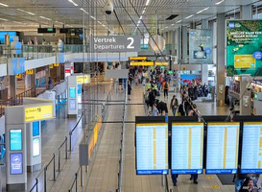 Op Schiphol is het dinsdagochtend rustiger dan tijdens het pinksterweekend