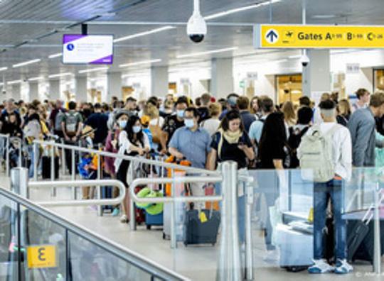 Nog altijd lange rijen op Schiphol door te vroege passagiers